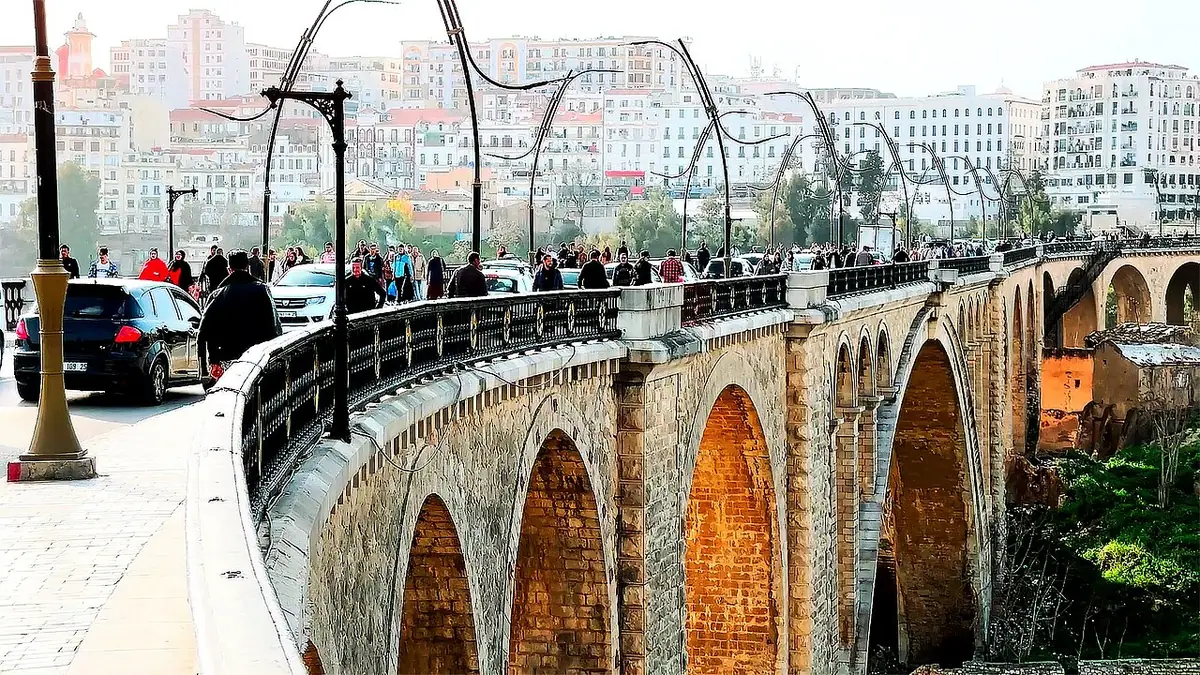 Le pont Sidi-Rached à Constantine, passants et voitures traversant les gorges