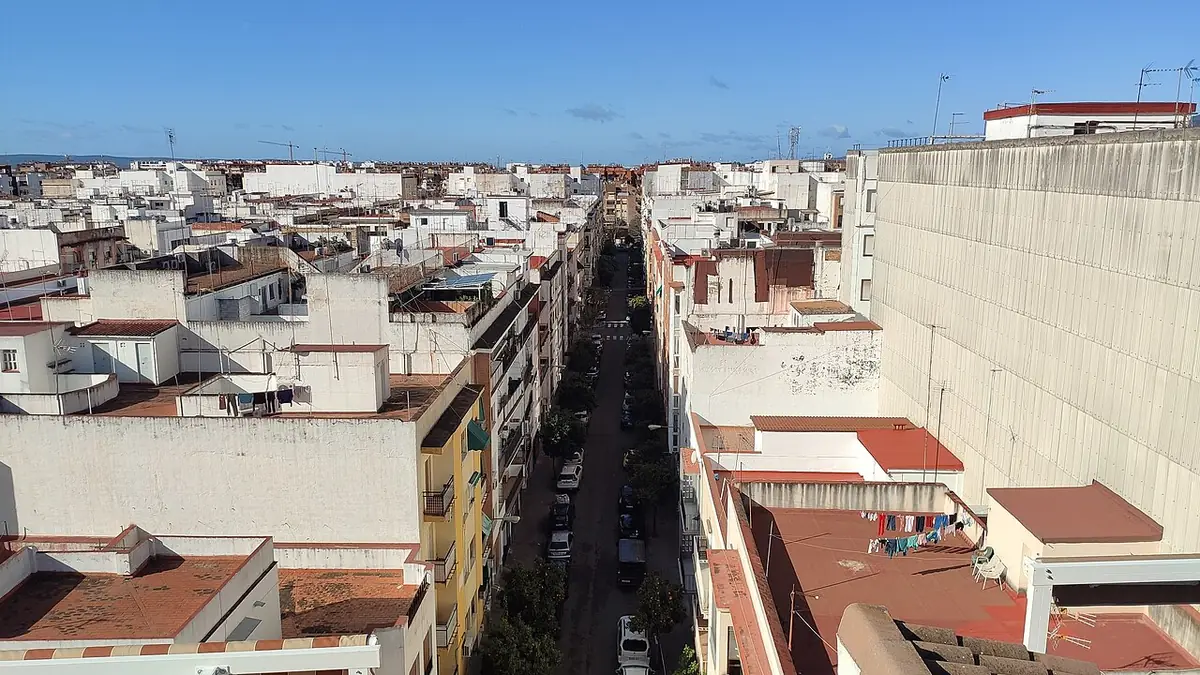 La calle Los Alderetes vue d’en haut, entre les toits et les immeubles blancs