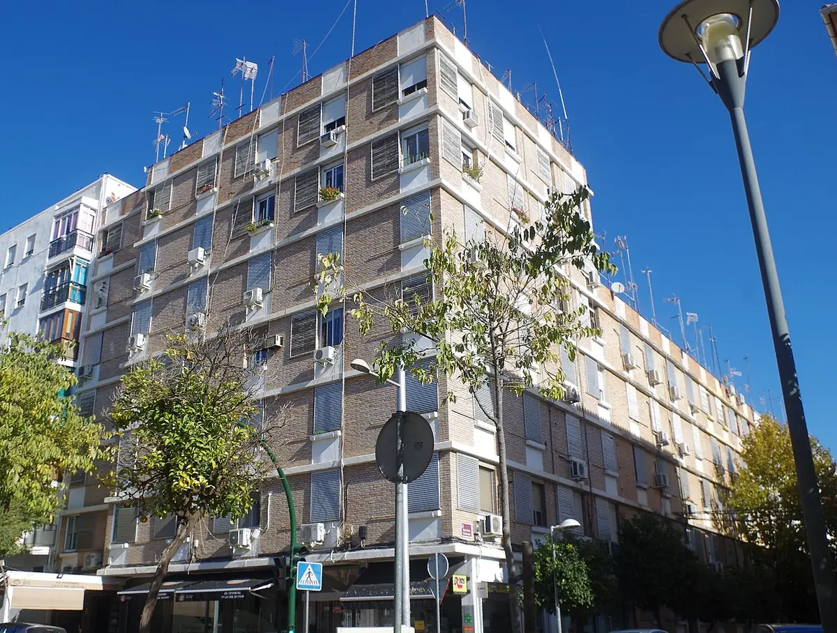 Immeuble d’habitation à l’angle de la Gran Vía Parque, balcons et climatiseurs en façade