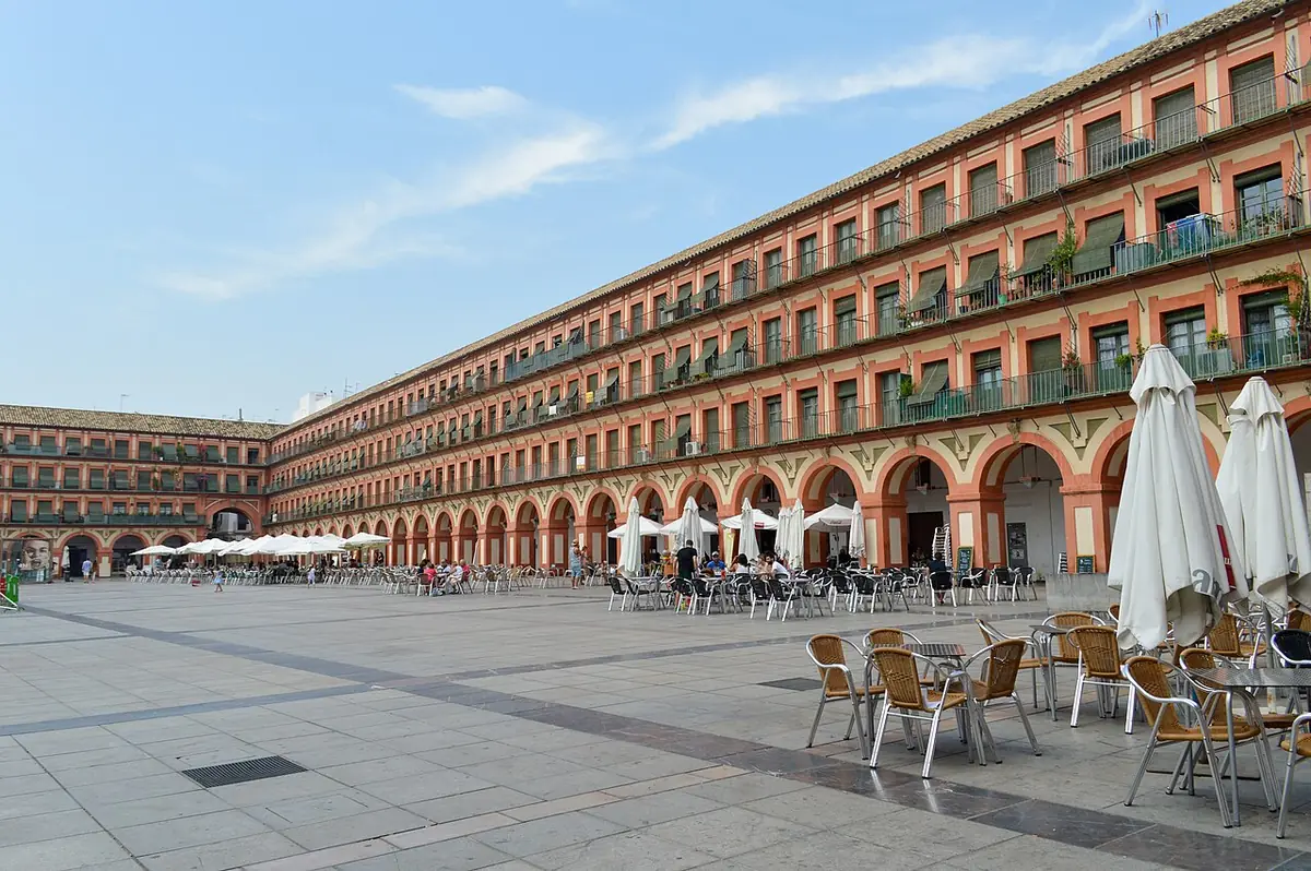 La plaza de la Corredera, place à arcades entourée d’immeubles, avec des terrasses