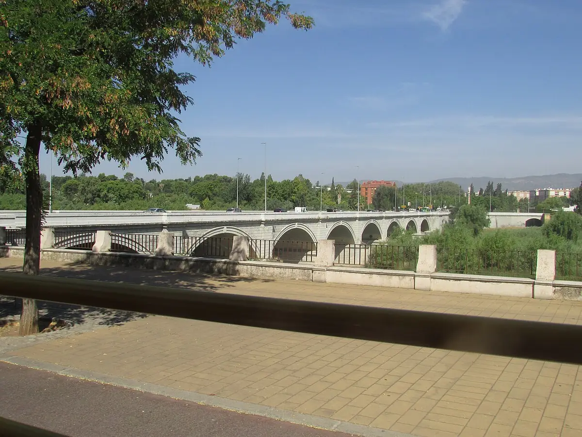 Le pont de San Rafael sur le Guadalquivir, vu depuis la rive