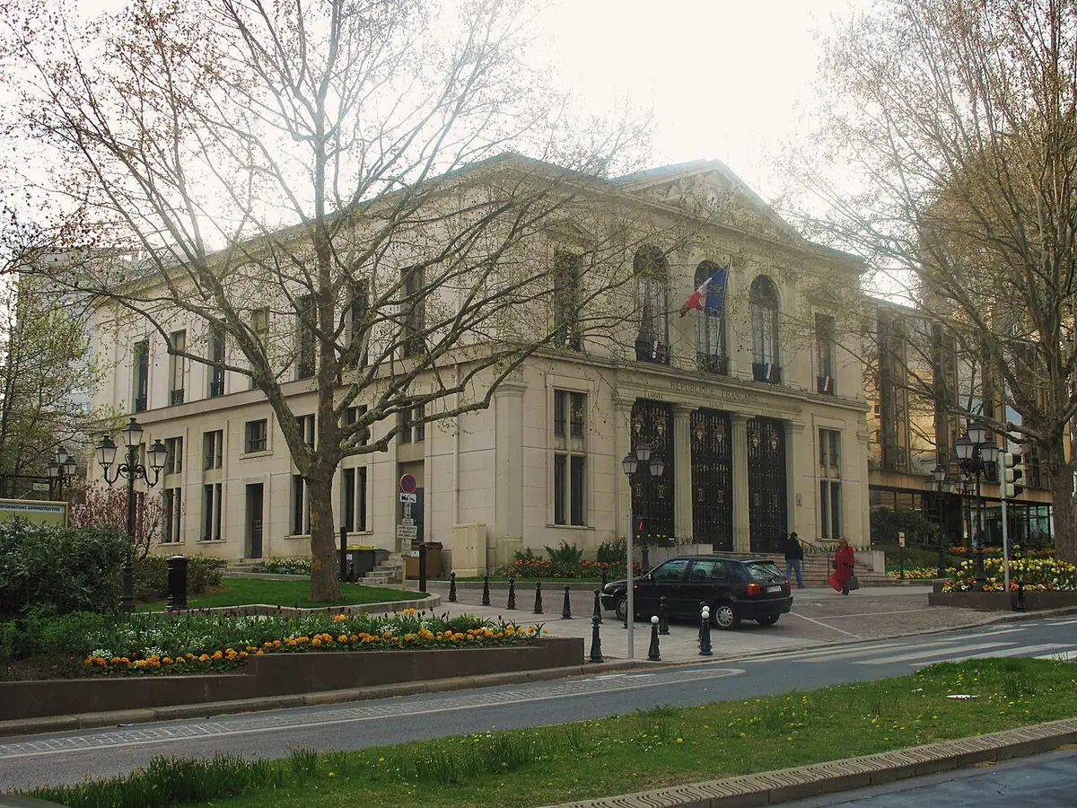 L’hôtel de ville de Courbevoie, bâtiment classique précédé d’un jardin fleuri