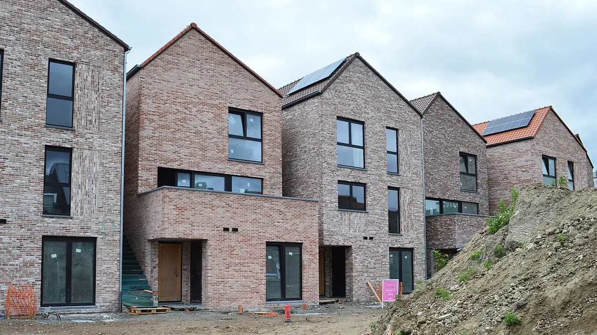 Maisons neuves en brique à pignons pointus du projet De Stokerie