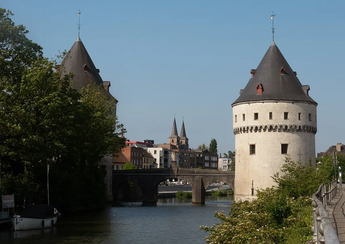 Les tours du Broel au bord de la Lys, clochers de la ville au loin