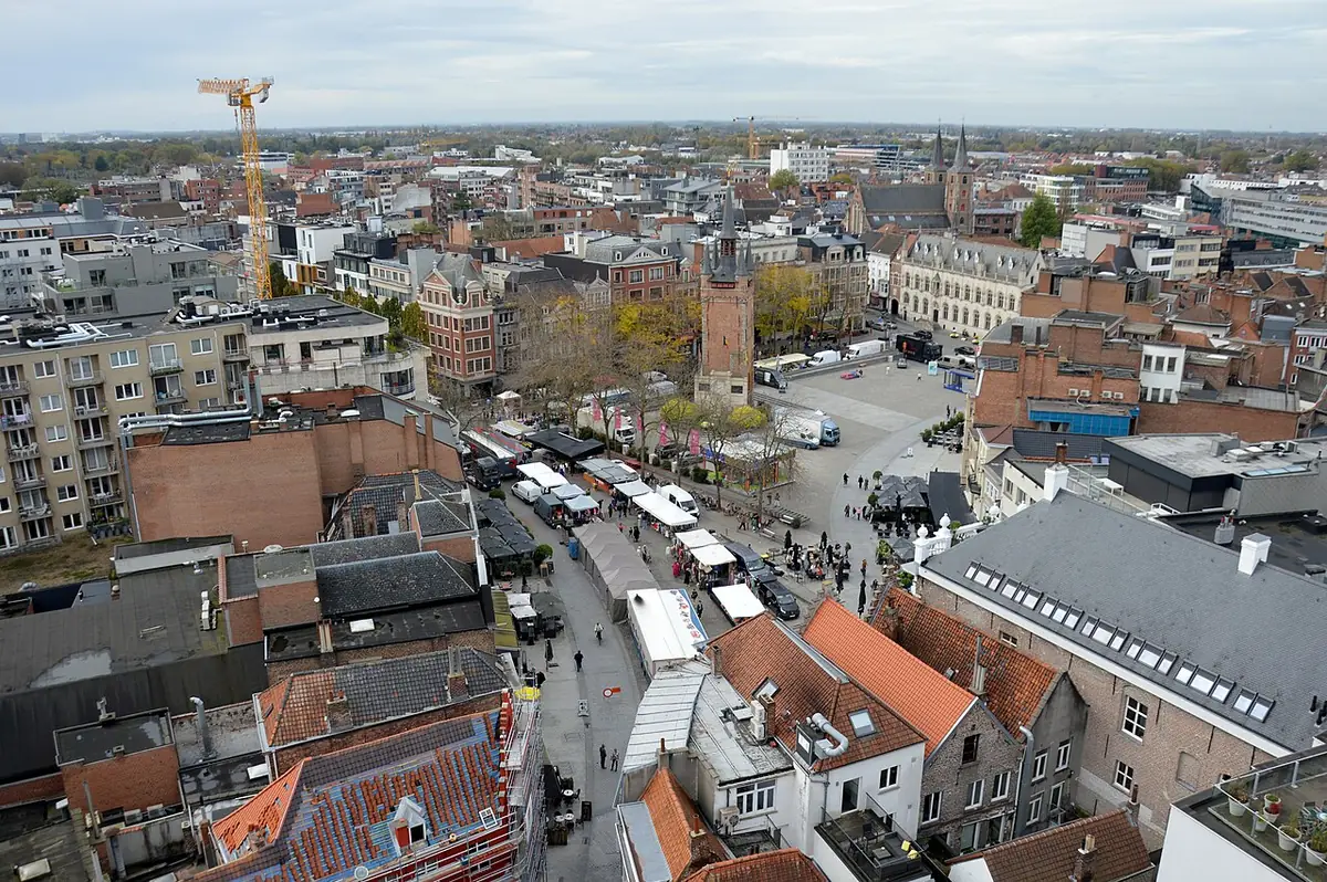 La Grote Markt de Courtrai un jour de marché, vue depuis la tour de l’église Saint-Martin