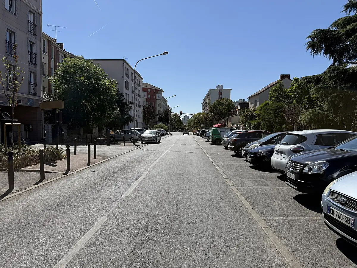 La rue de Joly à Créteil, bordée d’immeubles, d’arbres et de voitures garées