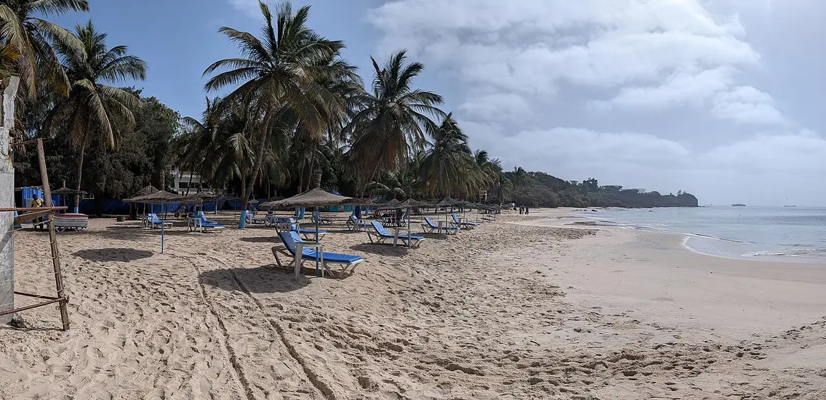 La plage de la Voile d’Or avec ses cocotiers et ses transats face à la mer