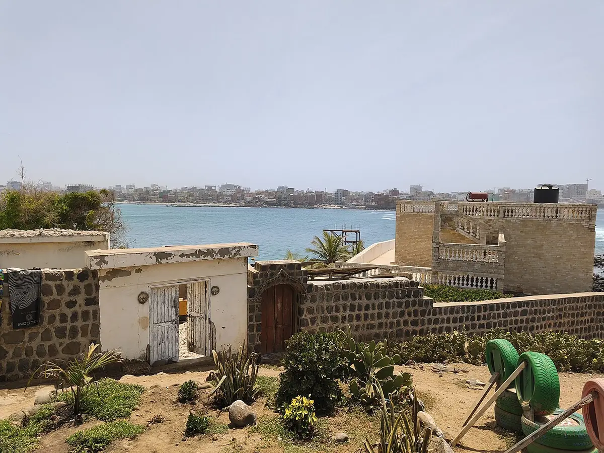Maisons en bord de mer sur l’île de Ngor, la côte de Dakar en face