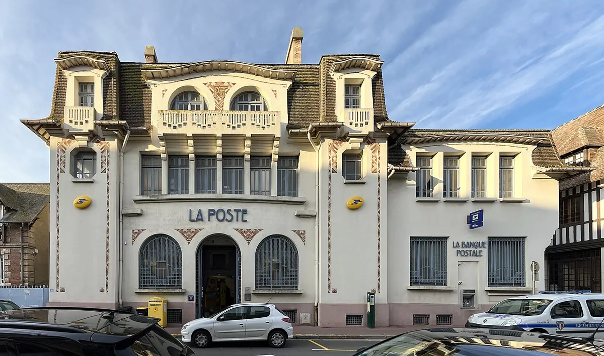 Le bureau de poste de Deauville, façade ornée aux toits d’ardoise