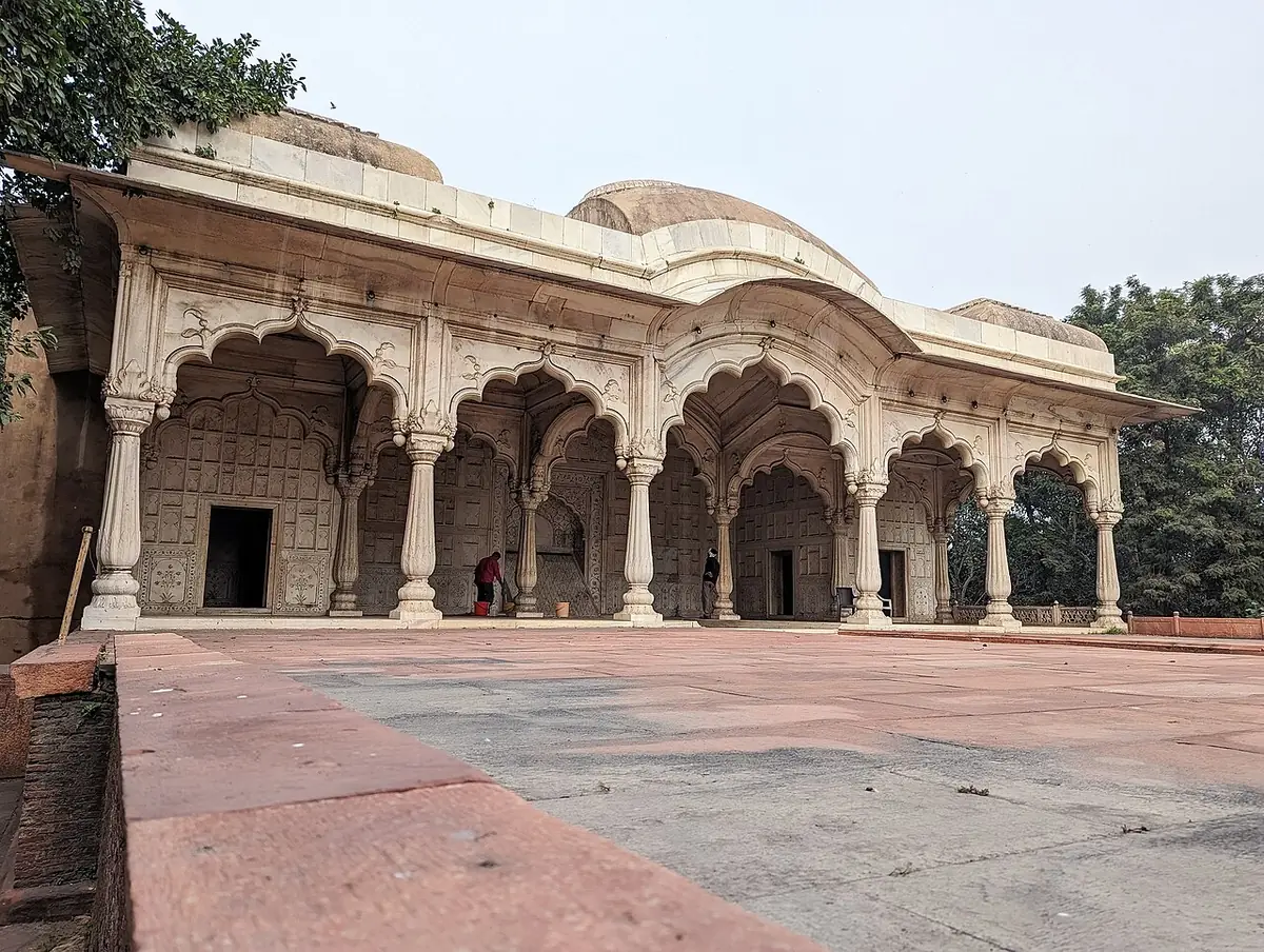 Le pavillon de marbre à arcades du Shah Burj, au Fort Rouge de Delhi, près d'une terrasse de pierre rouge