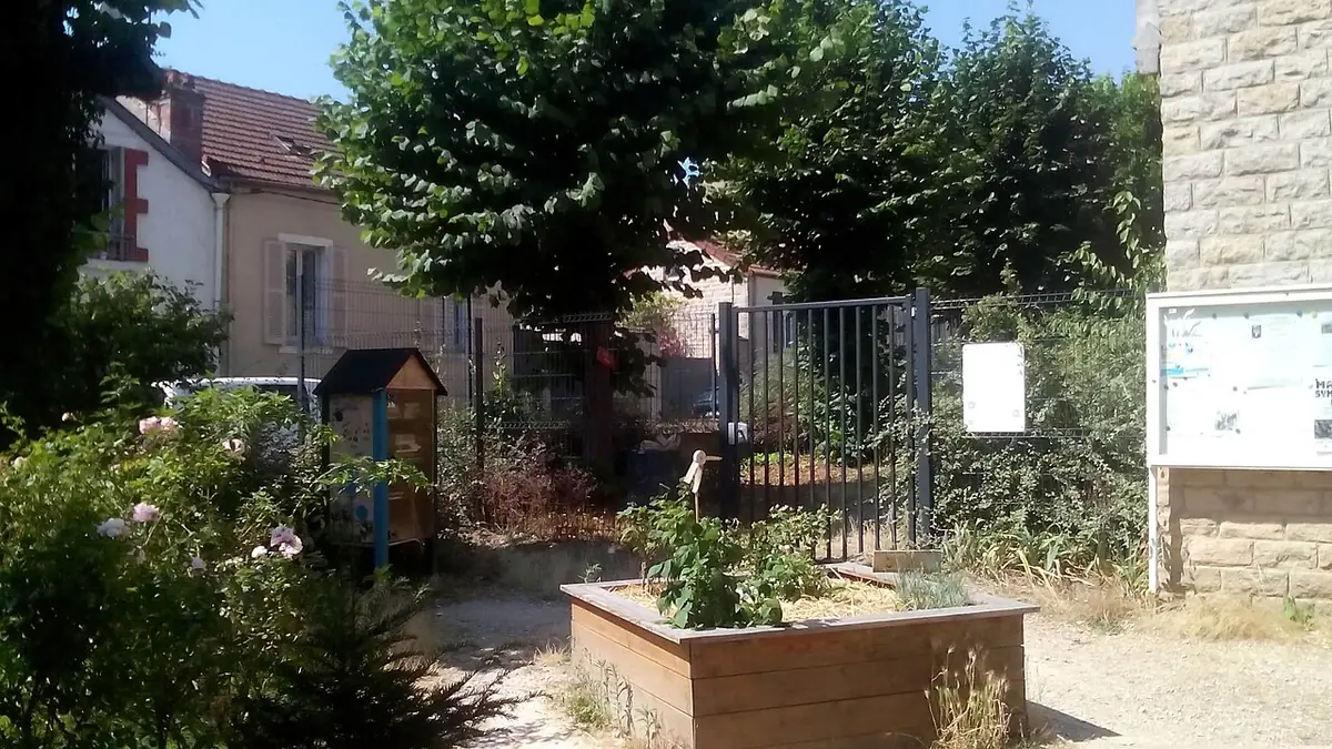 Un jardin arboré à Dijon, avec sa boîte à livres