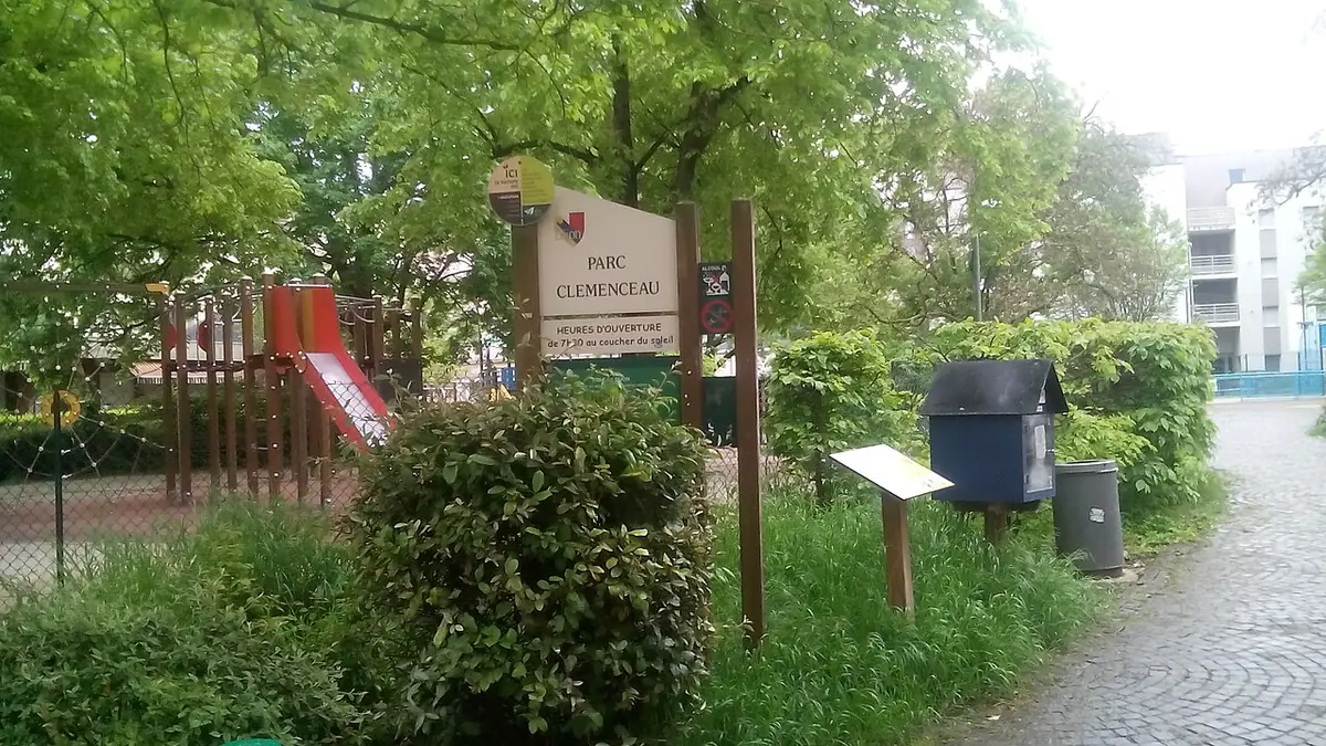 Le parc Clemenceau à Dijon, avec son aire de jeux pour enfants