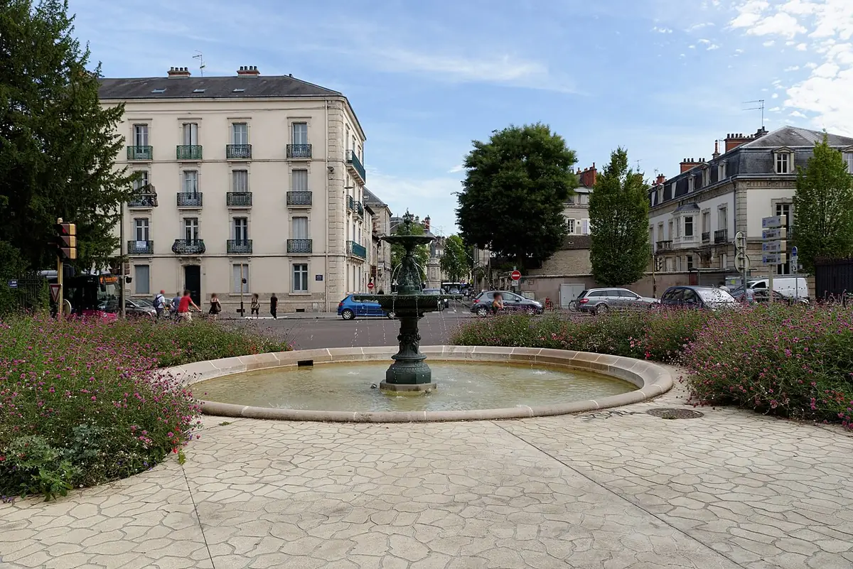 La place Dupuis à Dijon, avec sa fontaine et ses façades élégantes