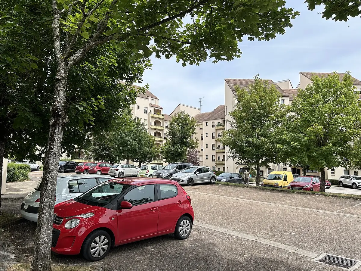 La résidence Le Tescelin à Fontaine-lès-Dijon, immeuble entouré d’arbres