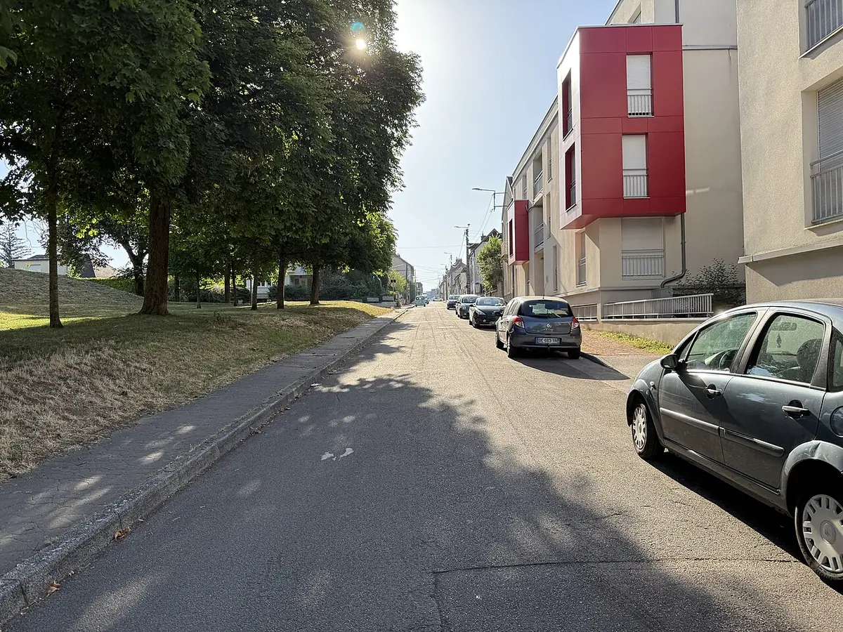 La rue du Château-d’Eau à Dijon, bordée d’immeubles et d’arbres