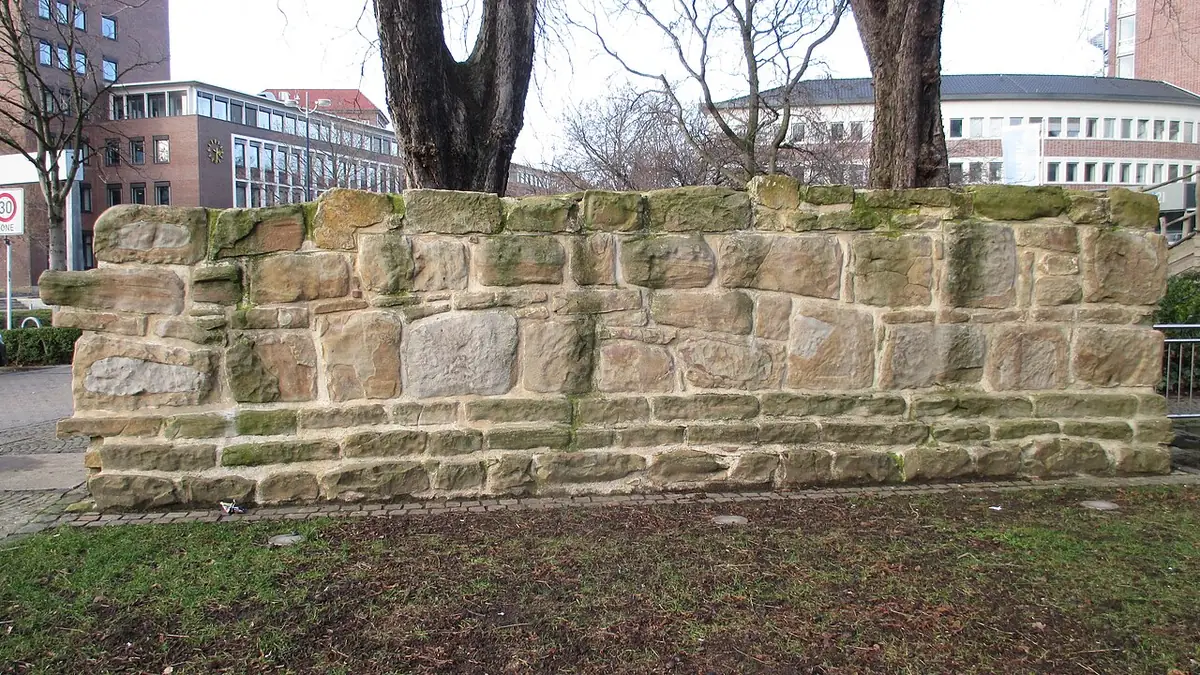 Les vestiges du mur médiéval de Dortmund, dans un parc du centre-ville