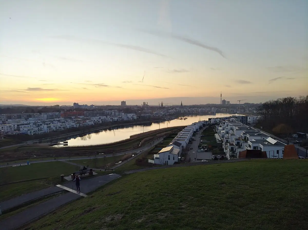 Le port de Dortmund au crépuscule, vue sur la rivière et les quais