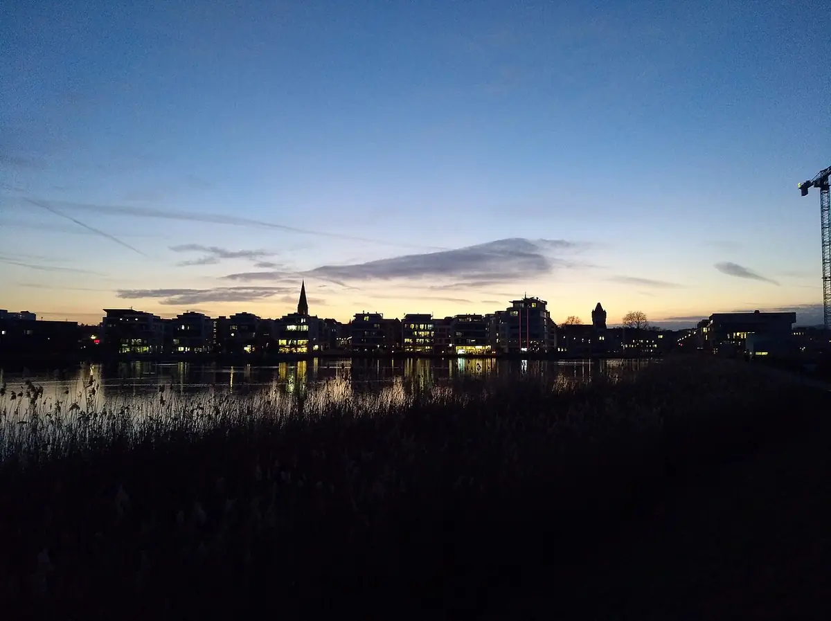 Le lac Phoenixsee à Dortmund, silhouettes des immeubles au crépuscule