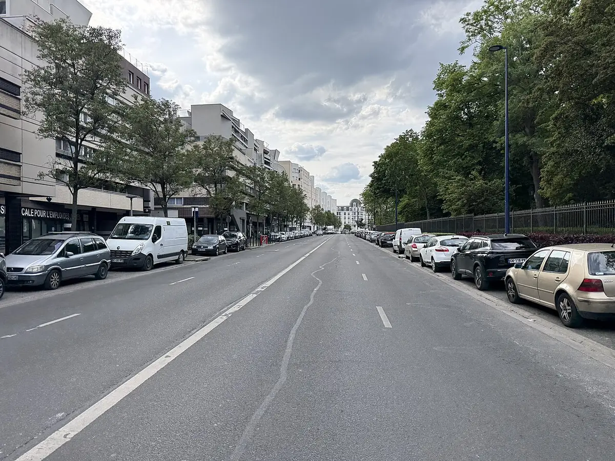 L’avenue Henri-Barbusse à Drancy, bordée d’immeubles, d’arbres et de voitures garées