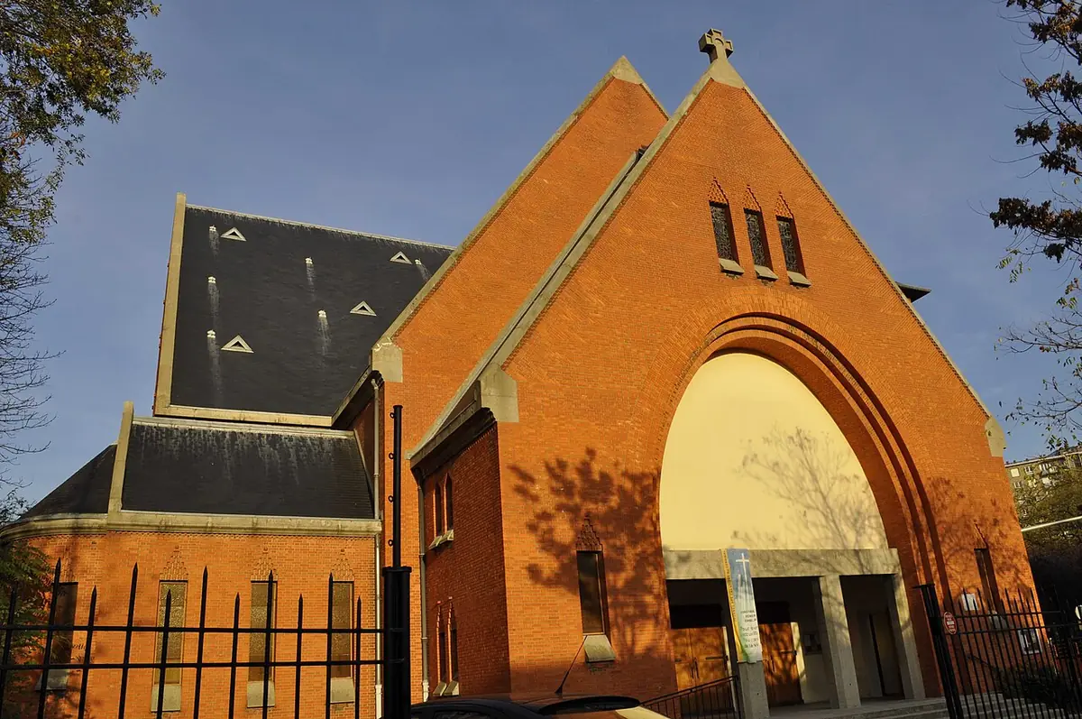 Église en brique rouge de style Art déco à Drancy, près du parc Duclos