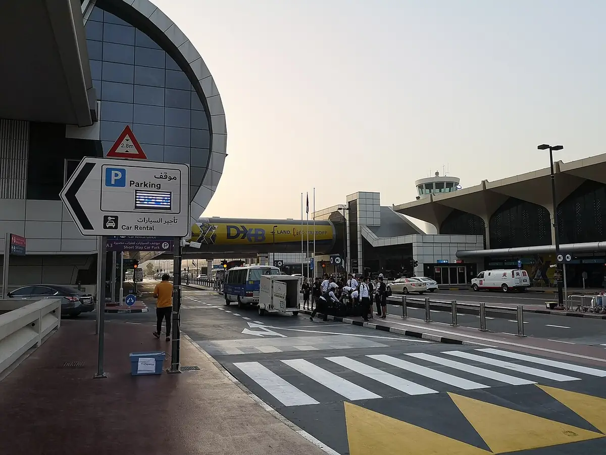 Passagers et taxis devant un terminal de l’aéroport international de Dubaï