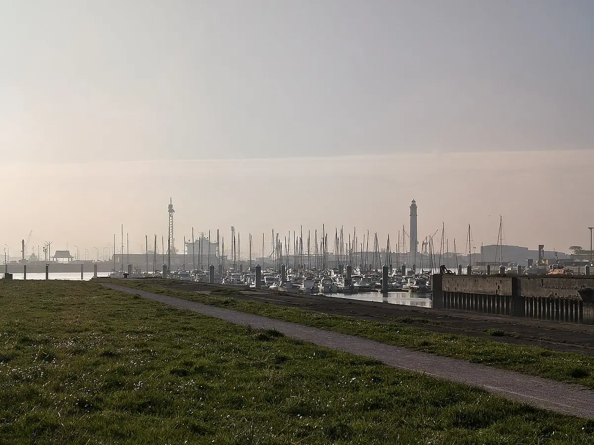 Port de plaisance de Dunkerque, mâts de voiliers et tour blanche à l’horizon