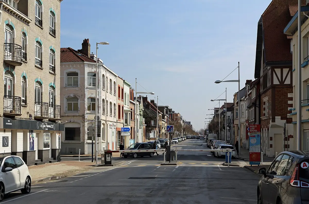 L’avenue de la Mer à Malo-les-Bains, bordée d’immeubles et de maisons de ville