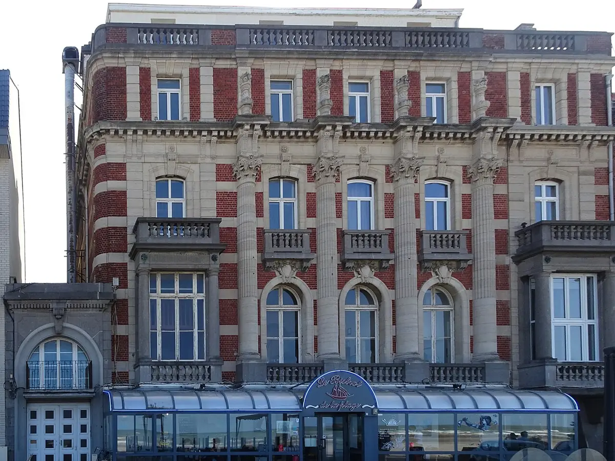 Façade de briques rouges et pierre claire avec véranda vitrée, sur la digue de Mer à Malo-les-Bains