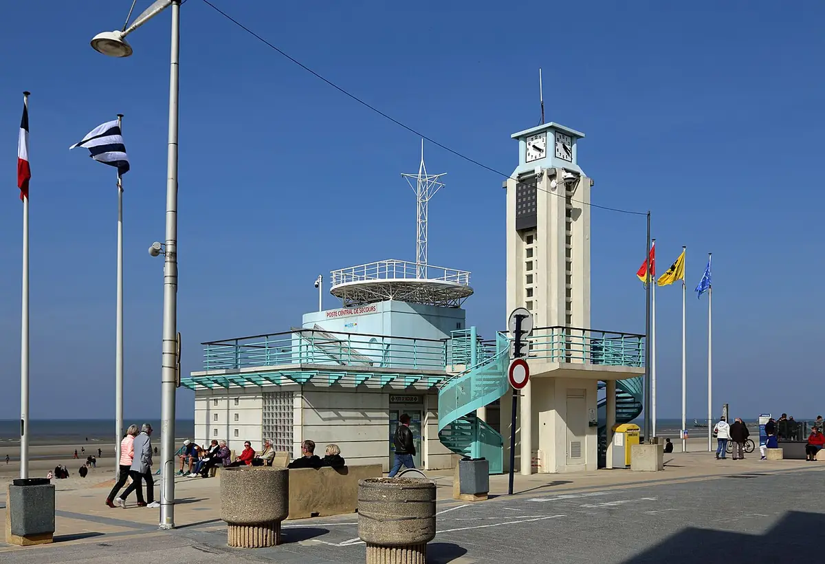 Poste de secours de Malo-les-Bains et sa tour-horloge sur la promenade, drapeaux au vent