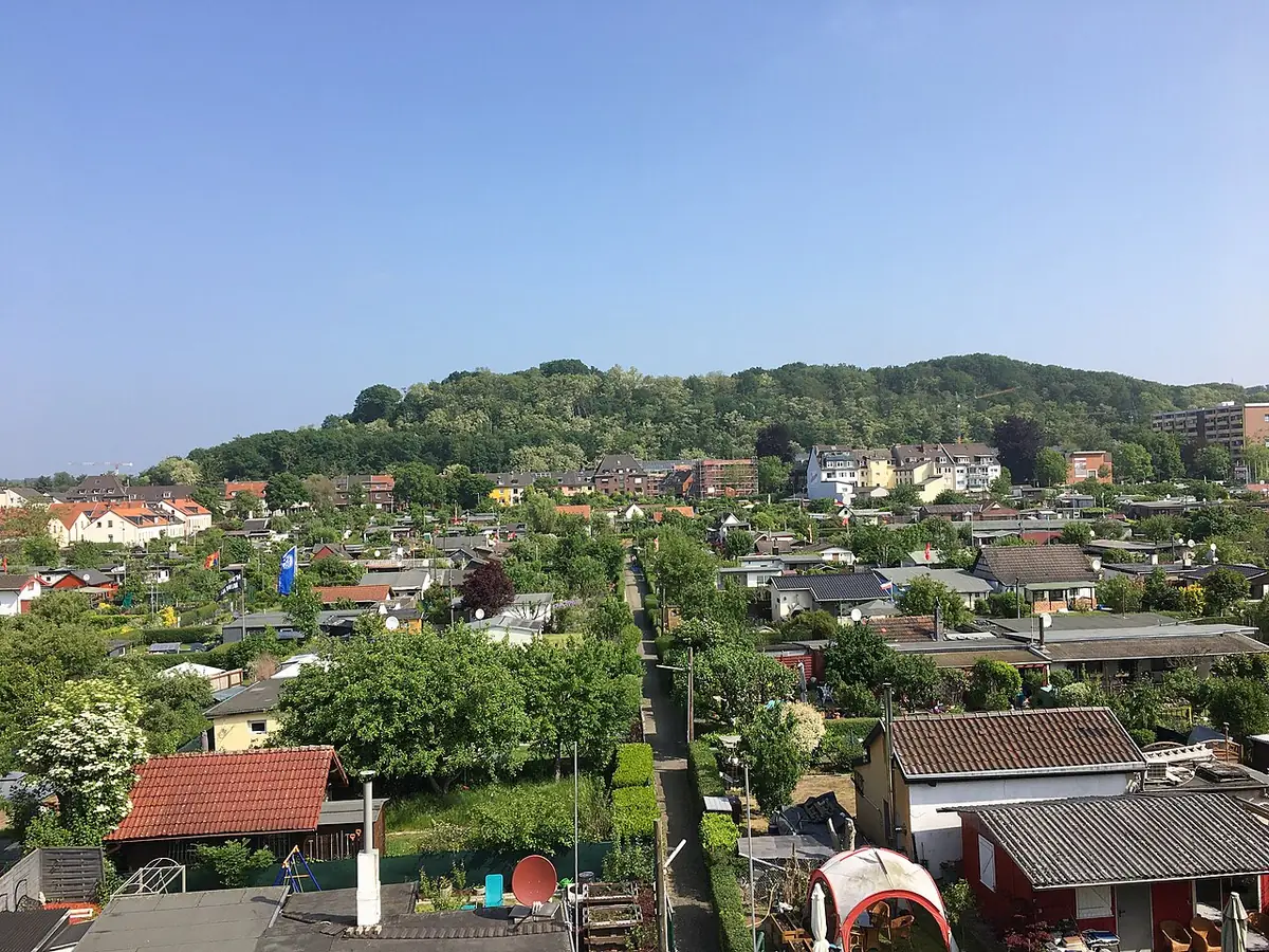 Vue sur un quartier résidentiel vallonné aux abords de Düsseldorf