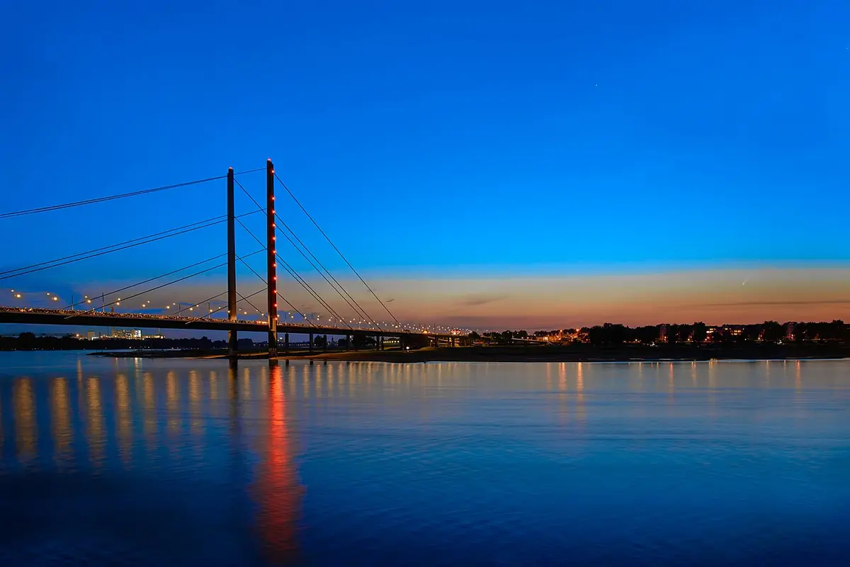 Le Rheinkniebrücke à Düsseldorf, illuminé au crépuscule sur le Rhin