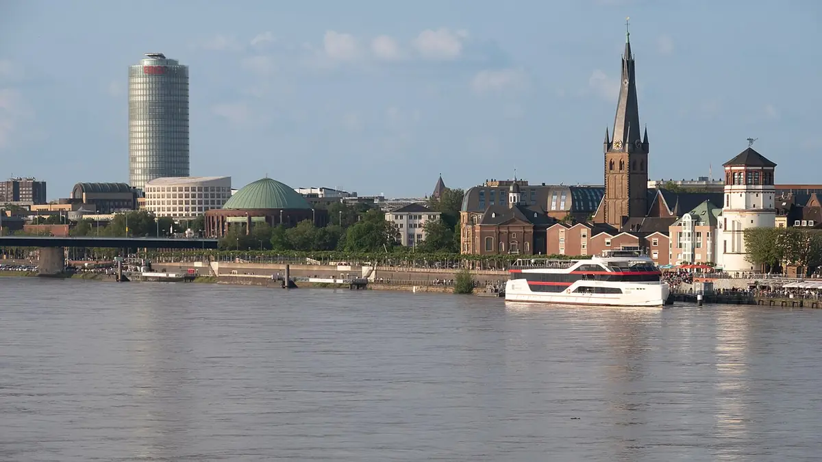 Le panorama de Düsseldorf vu depuis le Rhin, tour et clocher au loin