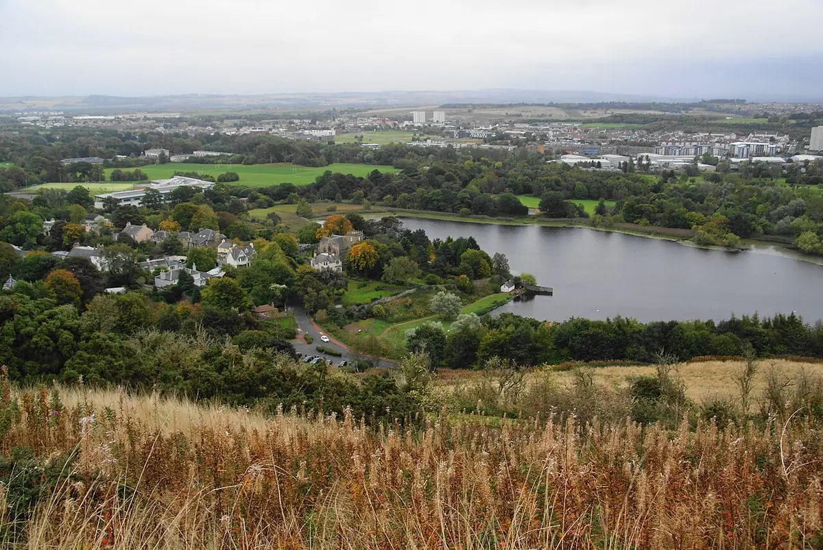 Vue sur Duddingston et son loch depuis Crow Hill, la ville d’Édimbourg au loin