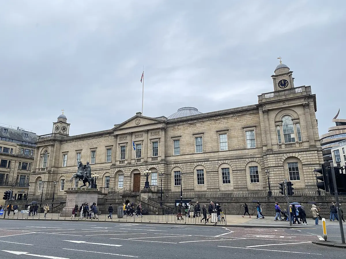 Le General Register House à Édimbourg, façade néoclassique et statue équestre devant