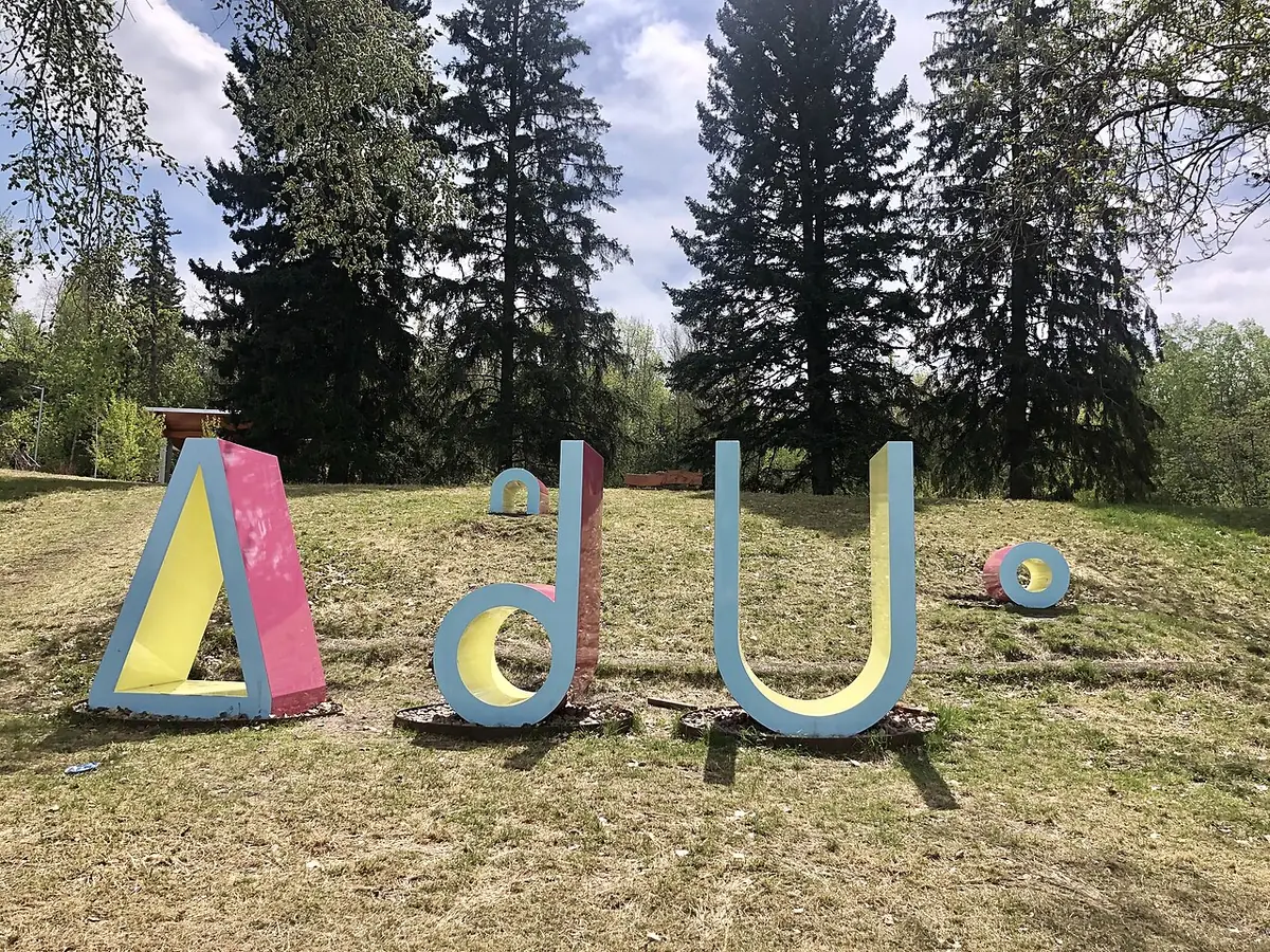L’Indigenous Art Park d’Edmonton, sculpture colorée au milieu des arbres