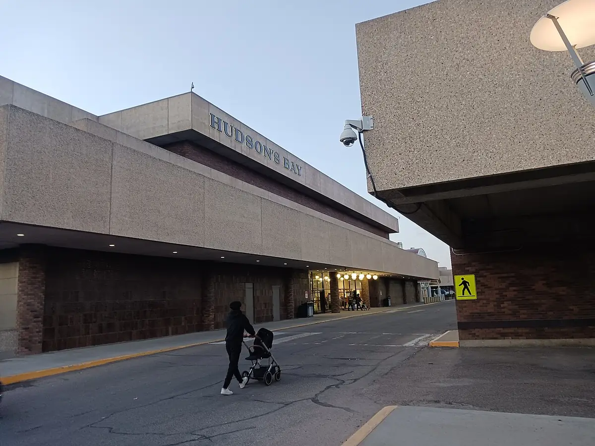 L’entrée du grand magasin La Baie à Edmonton, passants sur le trottoir