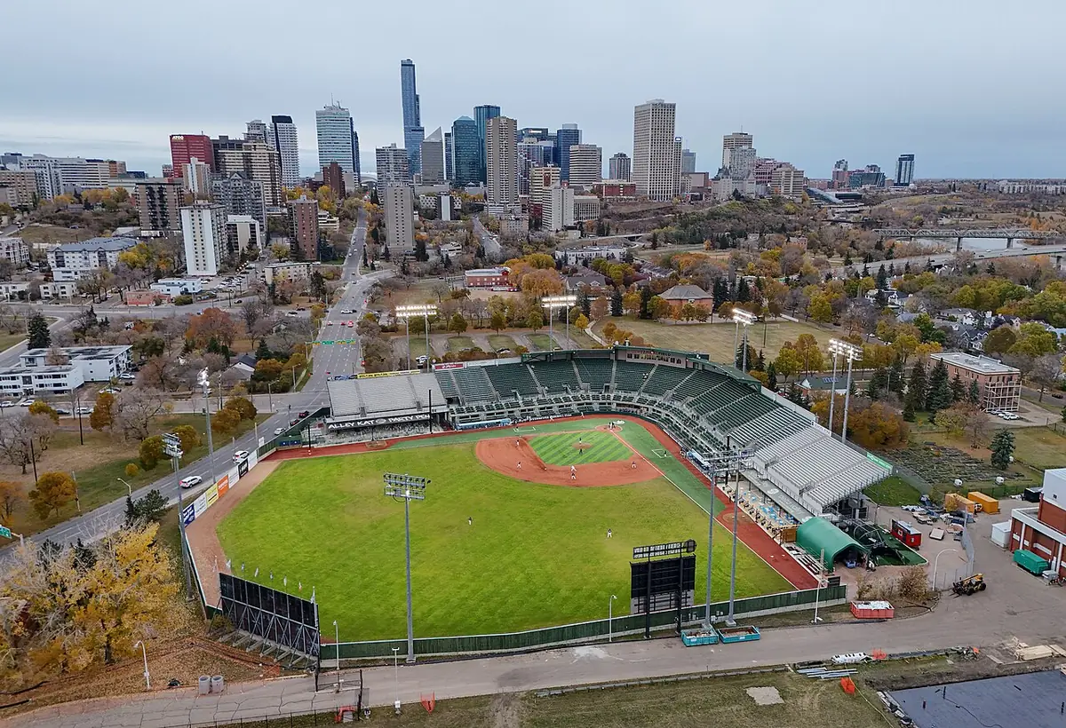 Vue aérienne d’Edmonton avec le stade de baseball et la rivière North Saskatchewan