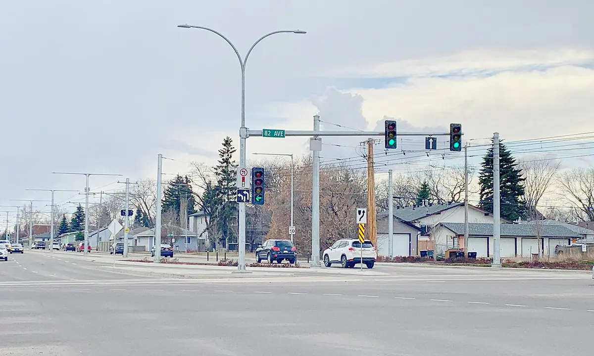 Une intersection résidentielle d’Edmonton avec maisons et feux de circulation