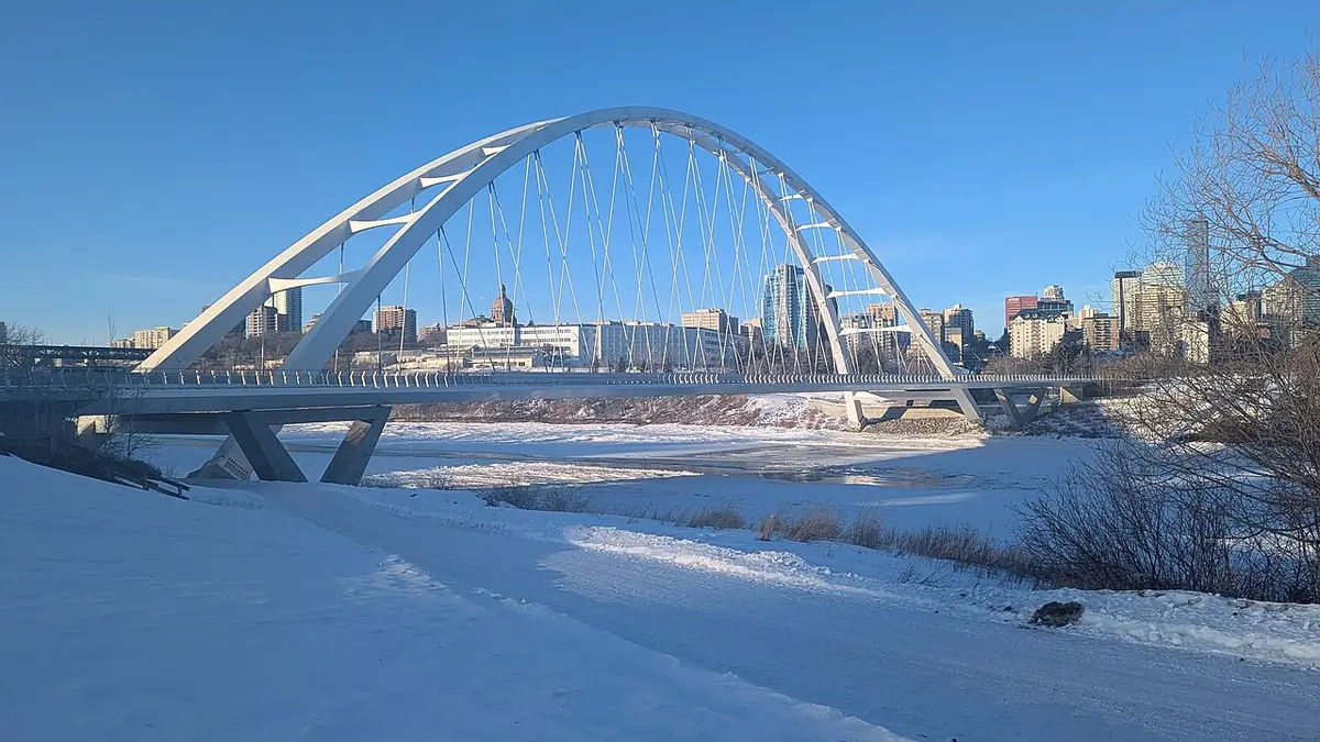 Le pont Walterdale à Edmonton, arche métallique au-dessus de la rivière gelée