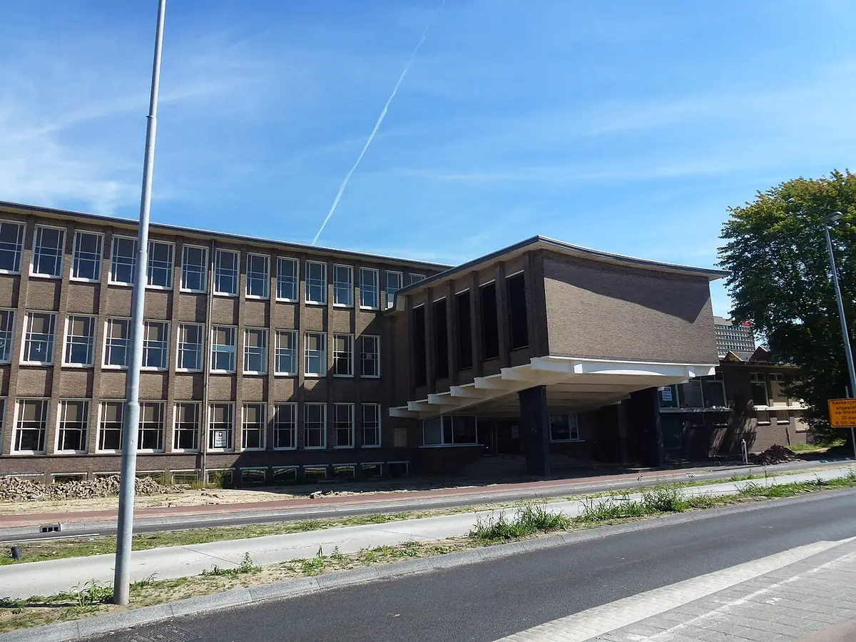 Un bâtiment moderne le long d’une rue calme à Eindhoven