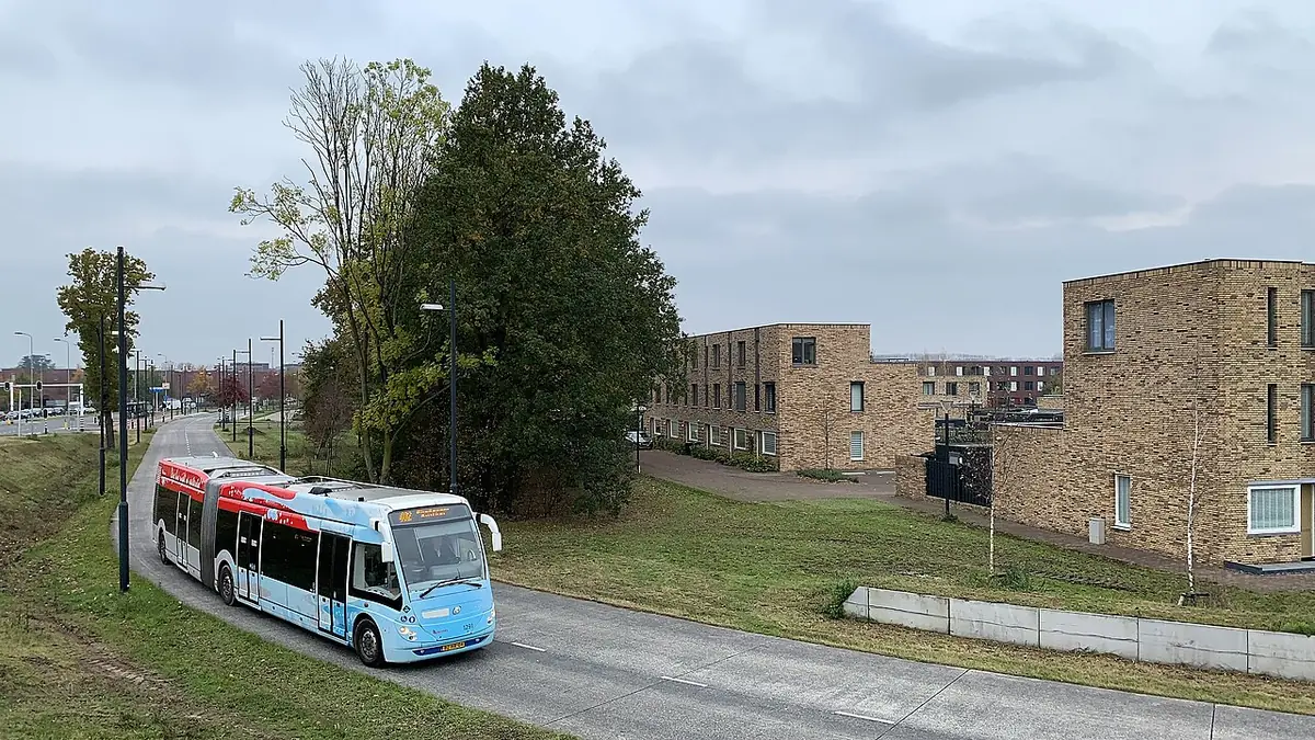 Des immeubles résidentiels modernes à Eindhoven, bus de ville à l’arrêt