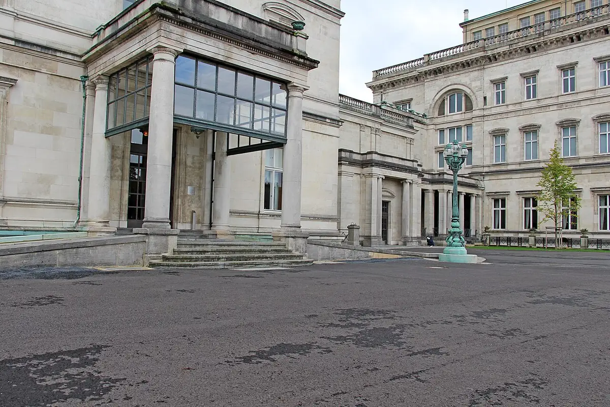 La Villa Hügel à Essen, façade classique avec colonnes et perron