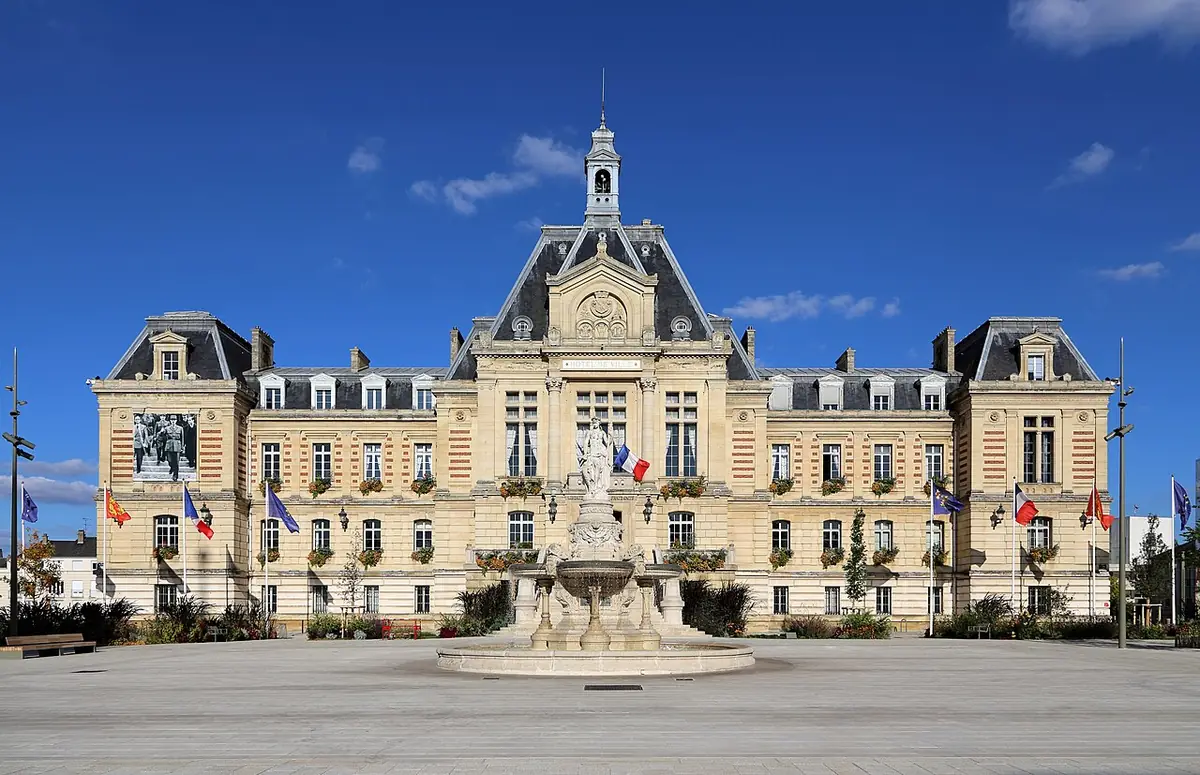 L’hôtel de ville d’Évreux et sa fontaine sur une grande place sous un ciel bleu