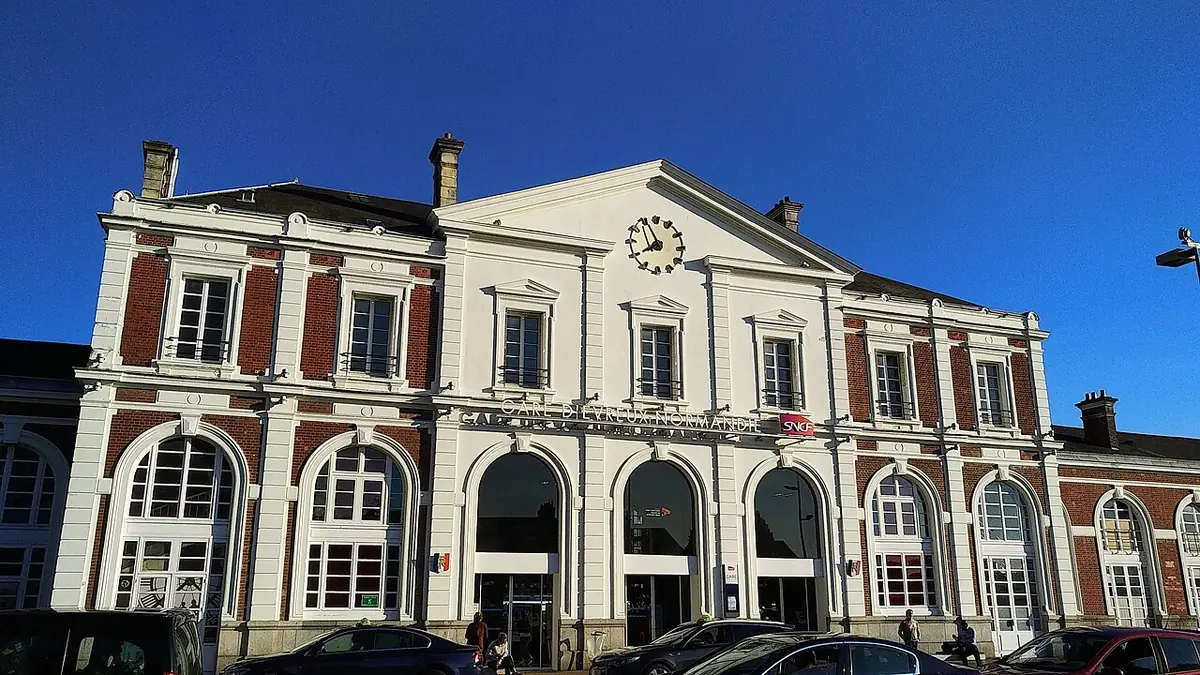 Façade de la gare d’Évreux-Normandie en brique et pierre sous un ciel bleu