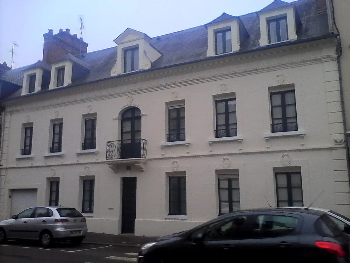 Hôtel particulier blanc à lucarnes à Évreux, voitures garées devant
