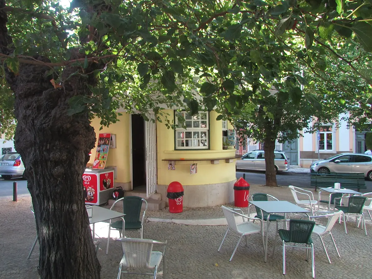 Un café ombragé sur le Largo de Manuel Teixeira Gomes à Faro
