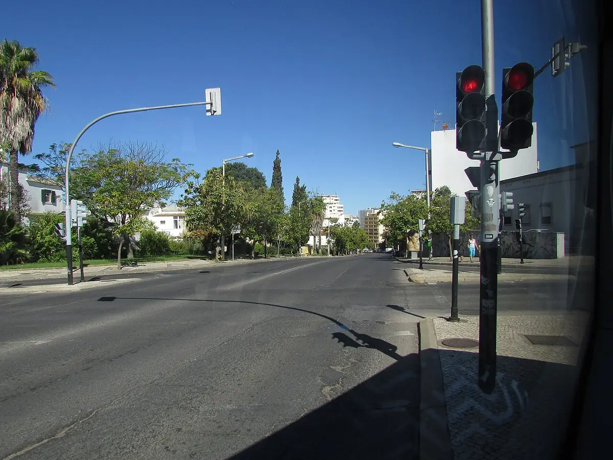 Une avenue calme de Faro, bordée de lignes de tramway aériennes