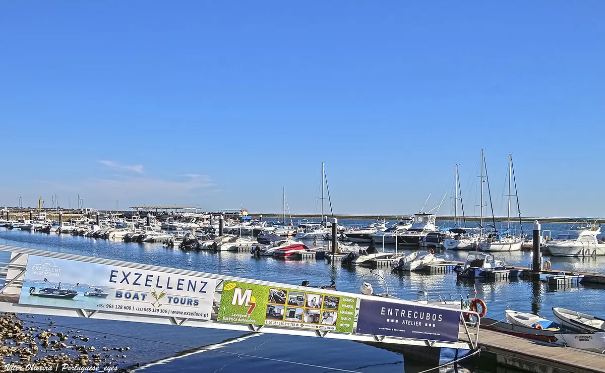 La marina de Faro et ses voiliers amarrés