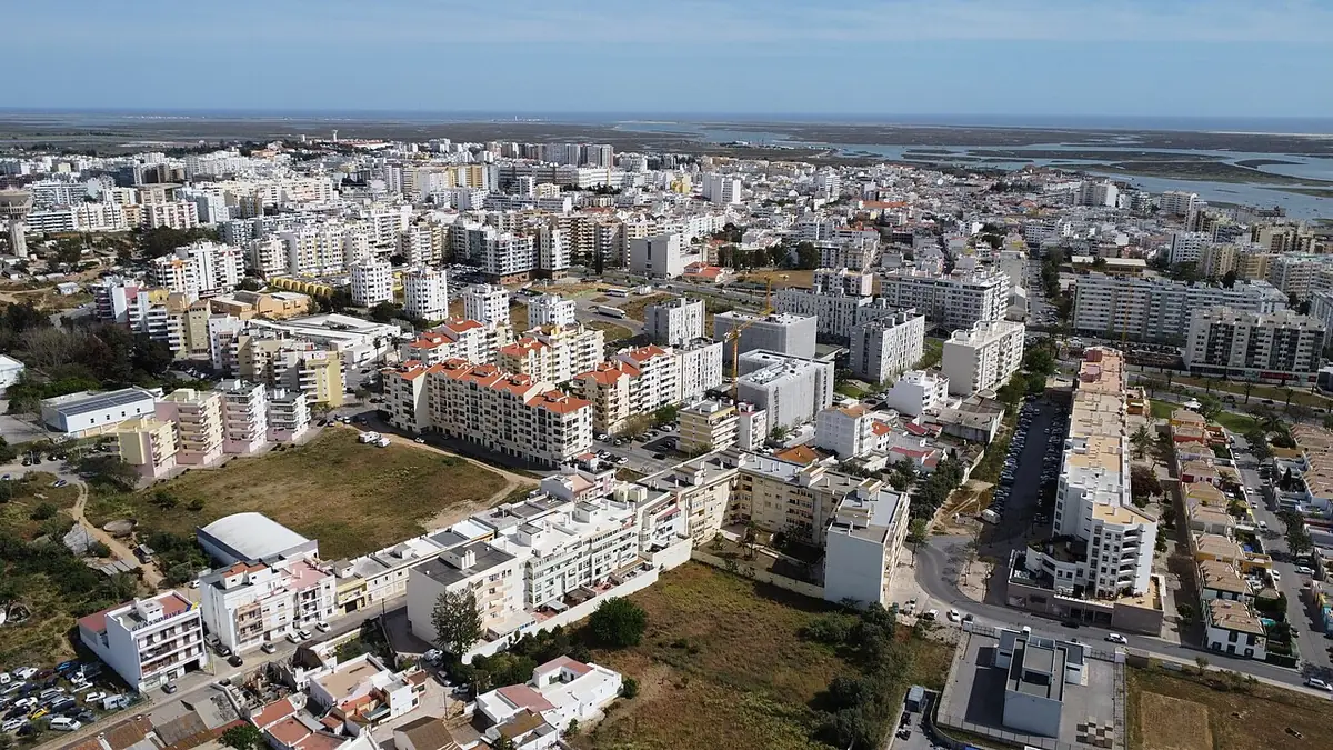 Vue aérienne de Faro, ses immeubles blancs et son littoral