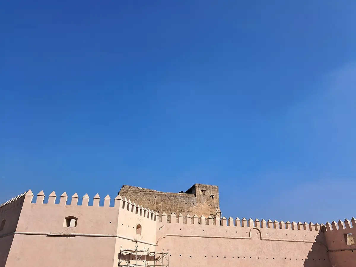 Les remparts historiques de la médina de Fès sous un ciel bleu